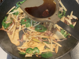 17、春笋炒肉,2勺生抽