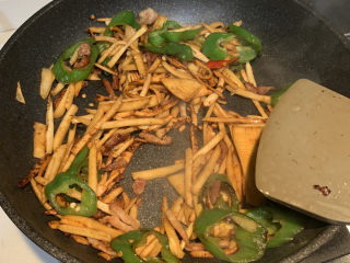 18、春笋炒肉,翻炒2分钟就可以出锅了