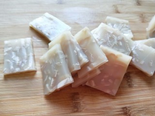 12、水晶五香猪皮冻,切成小方片，用蒜末，酱油，醋，香油调成汁，沾着汁吃很美味儿的。