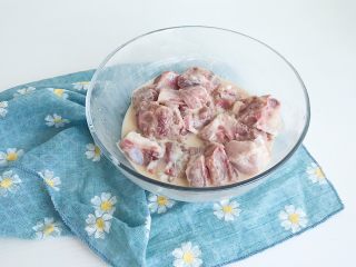 2、茶食之豆豉蒸排骨,混合搅拌均匀后腌制一个小时左右（腌制时间越长 排骨不仅更加入味而且更加鲜嫩）