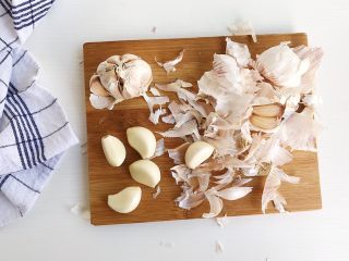 3、茶食之豆豉蒸排骨,大蒜去皮留整粒备用