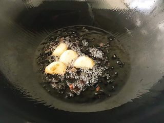 4、茶食之豆豉蒸排骨,油锅烧热 放入大蒜和豆豉煸炒出香味