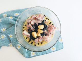 5、茶食之豆豉蒸排骨,将炒好的大蒜和豆豉倒入腌好的排骨