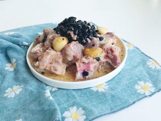 6、茶食之豆豉蒸排骨,混合均匀倒入蒸碗中