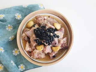 7、茶食之豆豉蒸排骨,家里有蒸屉的就放蒸屉 没有的直接上锅蒸