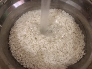 2、排骨糯米饭,糯米清水洗洗
