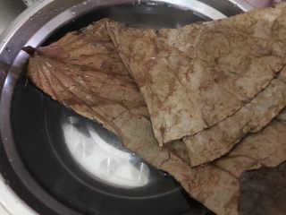 5、排骨糯米饭,荷叶放水里泡软