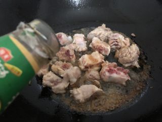 12、排骨糯米饭,加入生抽、老抽、蚝油翻炒一下