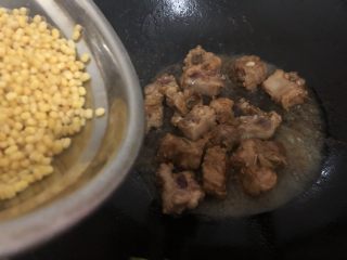 13、排骨糯米饭,下泡好的绿豆仁翻炒均匀关火