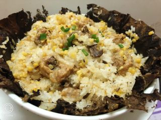 19、排骨糯米饭,再拌匀一下，荷叶跟排骨的香味己渗入到糯米里了，香香糯糯的，绿豆仁香粉，排骨软香。宝宝一边吃一边说好吃????