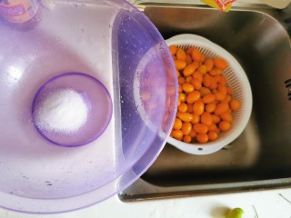 2、咸金桔【腌制方法】,用100克盐开水浸泡金桔30分钟。