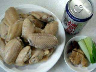 1、可乐鸡翅,鸡翅中洗干净放锅里煮10分钟