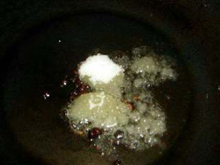 2、可乐鸡翅,热锅放油炒糖色再爆香花椒