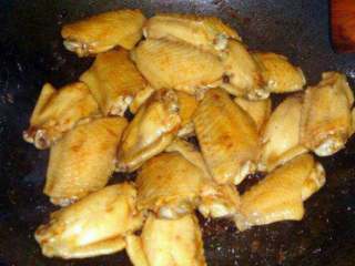 3、可乐鸡翅,倒入鸡翅中翻炒均匀