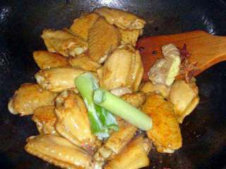 4、可乐鸡翅,放入葱段，姜，大料继续翻炒