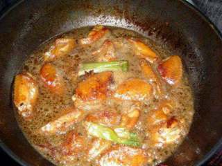 5、可乐鸡翅,加入一瓶可乐，放盐和辣椒