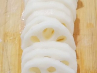 2、凉拌藕片,用刀切片备用