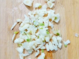 3、凉拌藕片,蒜切末备用