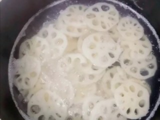 4、凉拌藕片,锅烧开水，放入藕片焯五分钟