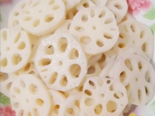 5、凉拌藕片,把焯好的藕片放入盆里