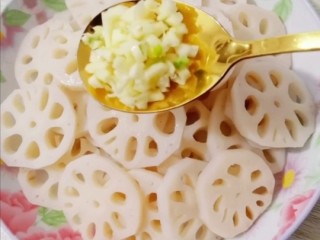 6、凉拌藕片,加入一小勺蒜末