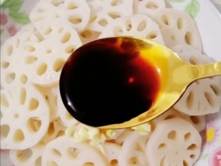 7、凉拌藕片,两小勺生抽