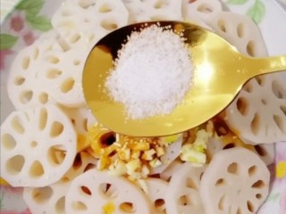 9、凉拌藕片,半小勺盐