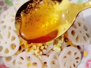 10、凉拌藕片,一小勺香油搅拌均匀，撒上香菜即可。