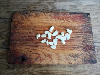 2、柠檬手撕鸡,蒜去皮切片。