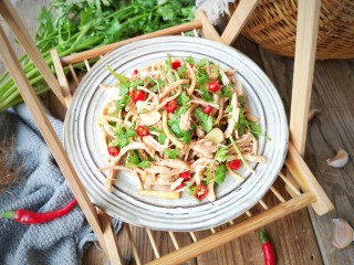 12、柠檬手撕鸡,放入冰箱能冷藏后食用风味更佳。