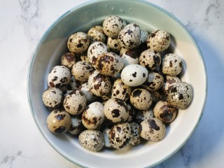 1、五香鹌鹑蛋,鹌鹑蛋洗净