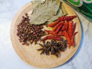 2、五香鹌鹑蛋,准备香叶干辣椒花椒八角等香料