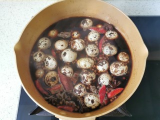 13、五香鹌鹑蛋,放入鹌鹑蛋大火煮开转小火焖煮20分钟