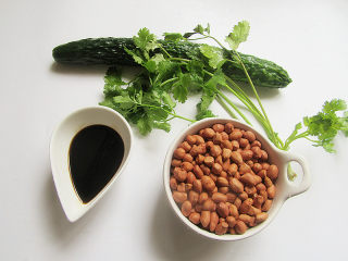 1、下酒菜凉拌黄瓜花生米,先准备好所需食材