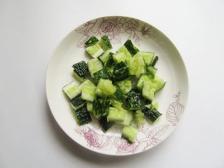 5、下酒菜凉拌黄瓜花生米,将每节用刀轻拍一下，切成两段