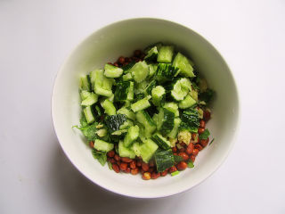 10、下酒菜凉拌黄瓜花生米,再加入拍碎的黄瓜