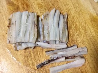 2、高营养~日式蒲烧鳗鱼,鳗鱼斜刀将鳗鱼骨刺剔除