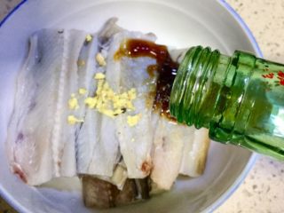 7、高营养~日式蒲烧鳗鱼,放入一勺料酒