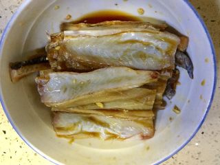 8、高营养~日式蒲烧鳗鱼,再放入一勺生抽拌匀,静置10分钟