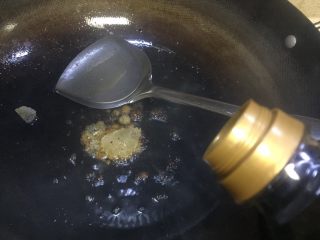 10、高营养~日式蒲烧鳗鱼,冰糖慢慢在融化,倒入一勺生抽