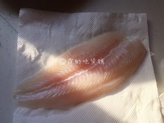 4、香煎巴沙鱼南瓜藜麦沙拉,巴沙鱼冲洗干净后，用厨房纸巾吸干水分。