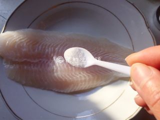 5、香煎巴沙鱼南瓜藜麦沙拉,撒上盐，正反面都要撒。