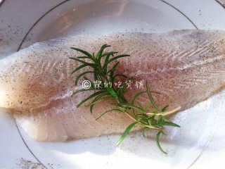 6、香煎巴沙鱼南瓜藜麦沙拉,再撒上点黑胡椒粉，腌制十分钟左右，顺手准备好迷迭香。