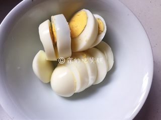 8、香煎巴沙鱼南瓜藜麦沙拉,鸡蛋煮熟，切成片。