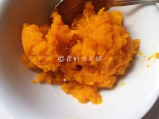 9、香煎巴沙鱼南瓜藜麦沙拉,南瓜蒸熟后捣成泥。