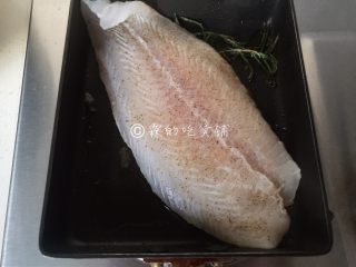 11、香煎巴沙鱼南瓜藜麦沙拉,再把鱼放入，煎熟后切块。