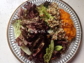 12、香煎巴沙鱼南瓜藜麦沙拉,用生菜打底，然后随意的摆放上南瓜泥和藜麦。