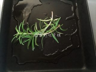 10、香煎巴沙鱼南瓜藜麦沙拉,煎锅里放橄榄油或黄油（都没有的话，就忽略，就用平时家里炒菜的油吧。），把迷迭香先放进去煎出香味。