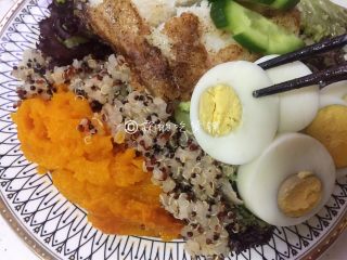 13、香煎巴沙鱼南瓜藜麦沙拉,再放上切成片的鸡蛋，黄瓜和鱼。