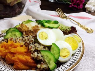 14、香煎巴沙鱼南瓜藜麦沙拉,根据你的喜好，佐以油醋汁、各式沙拉酱或者别的什么，就可以开吃啦。